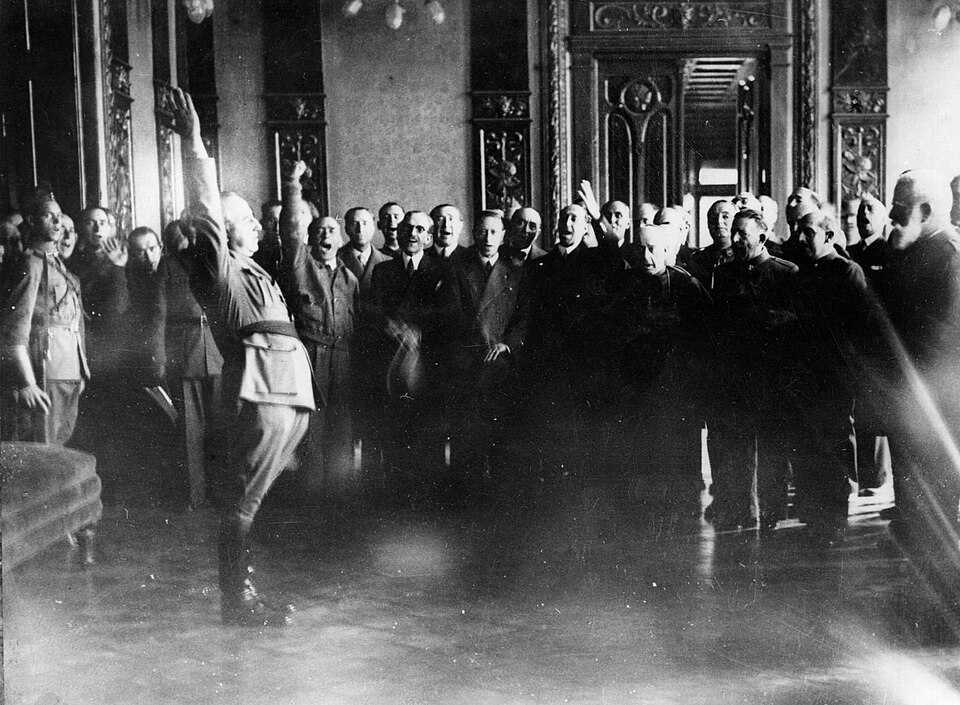 El general Franco saluda durante su investidura como jefe del Estado de la zona sublevada, Burgos, octubre de 1936