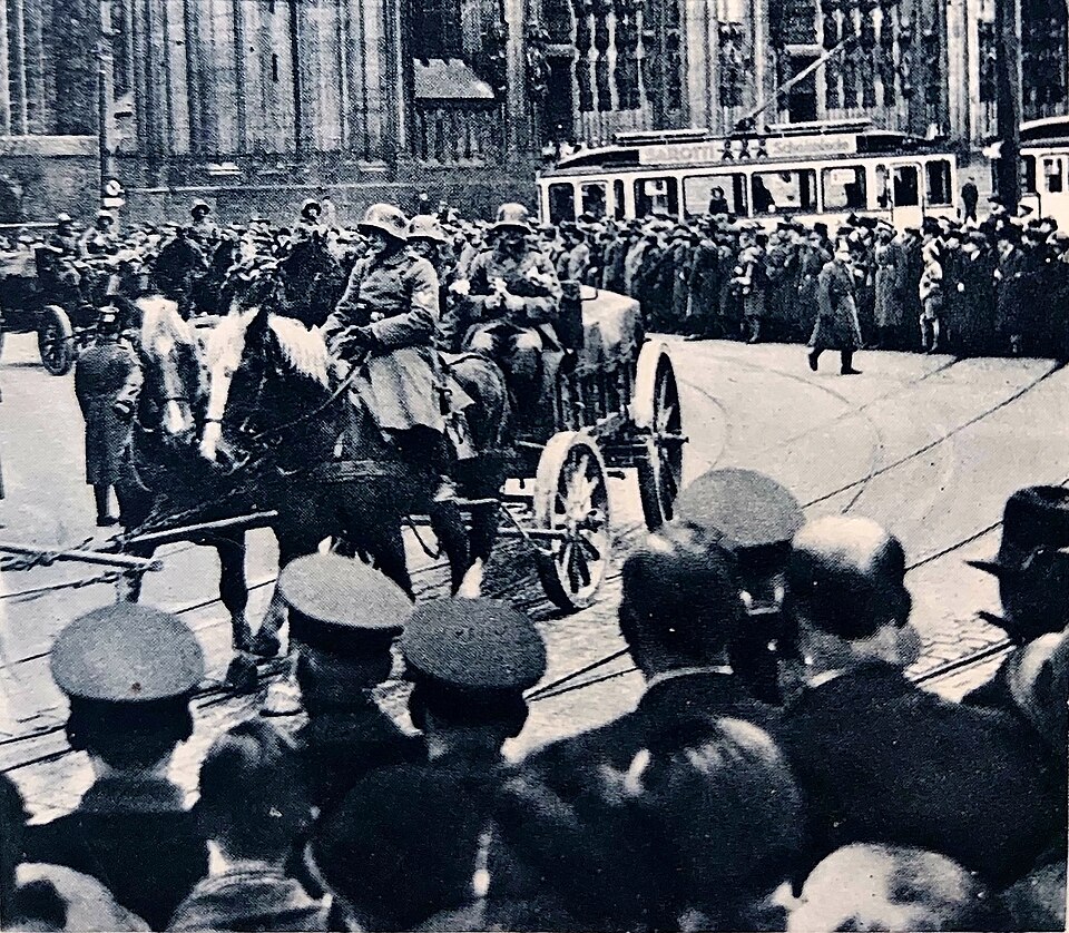 Tropas alemanas entran en Colonia ante la multitud, 1936
