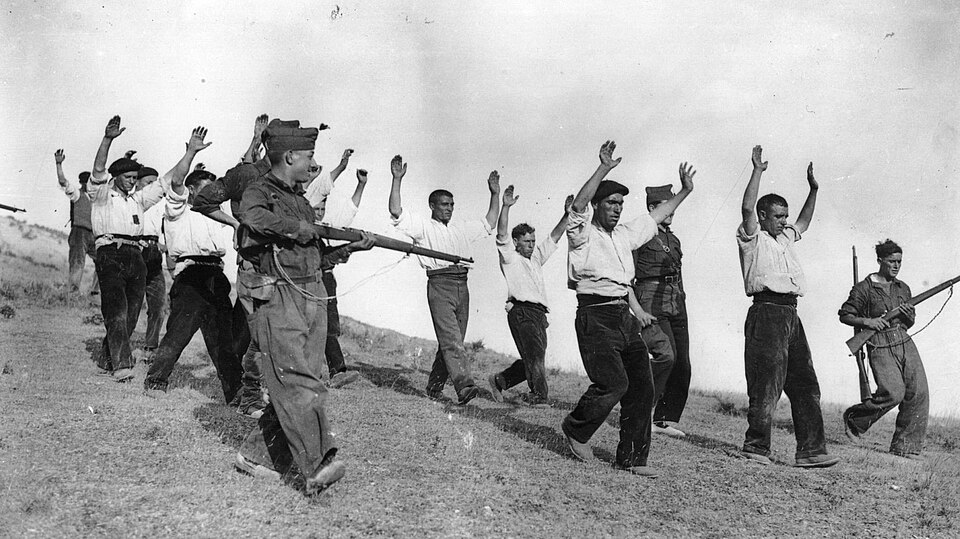 Fuerzas sublevadas conducen prisioneros republicanos en Somosierra, verano de 1936