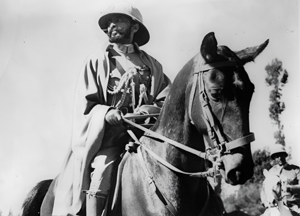 El emperador Haile Selassie a caballo, 1935