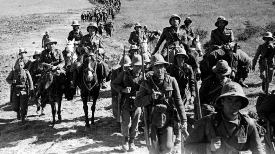 Tropas italianas en marcha en Etiopía, 1935