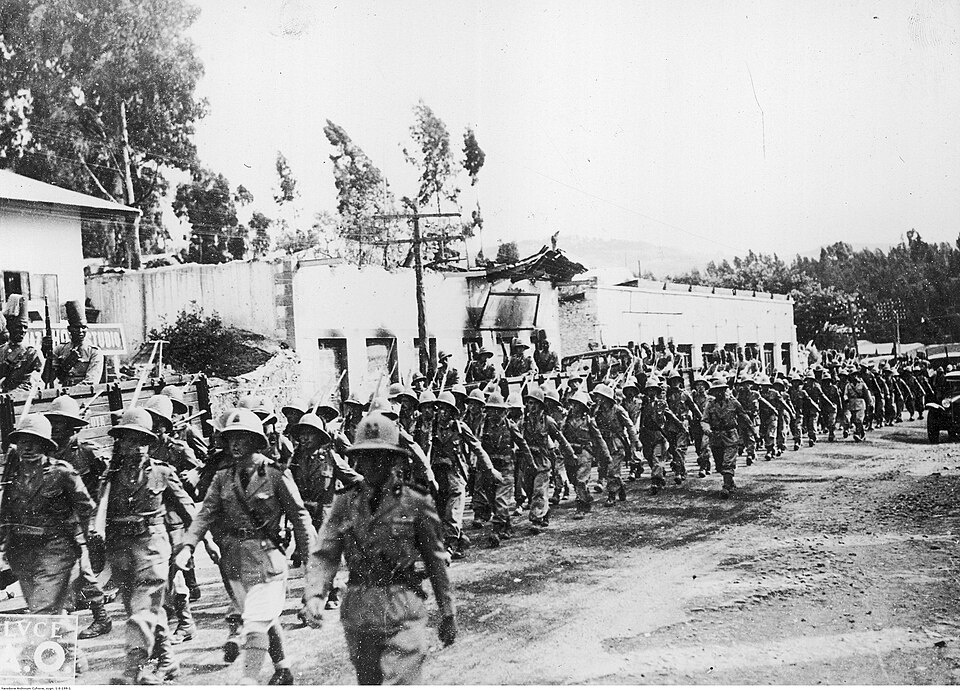 Tropas italianas desfilan por Addis Abeba, mayo de 1936