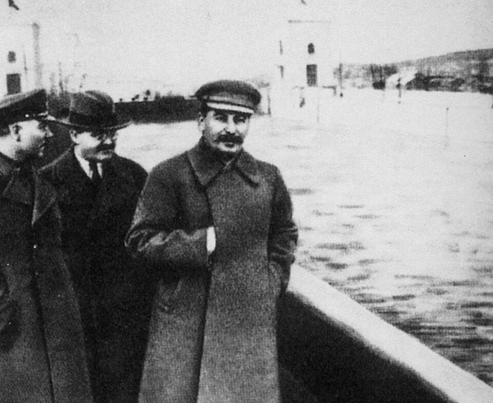 Stalin con Mólotov, Yezhov borrado