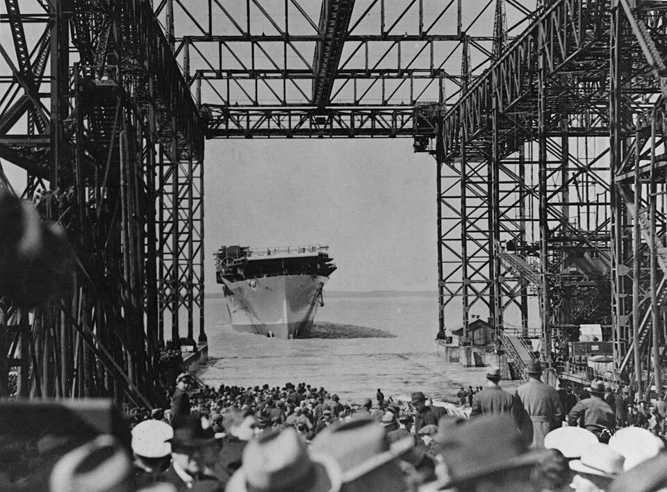 El portaaviones USS Yorktown recién botado en Newport News, 4 de abril de 1936